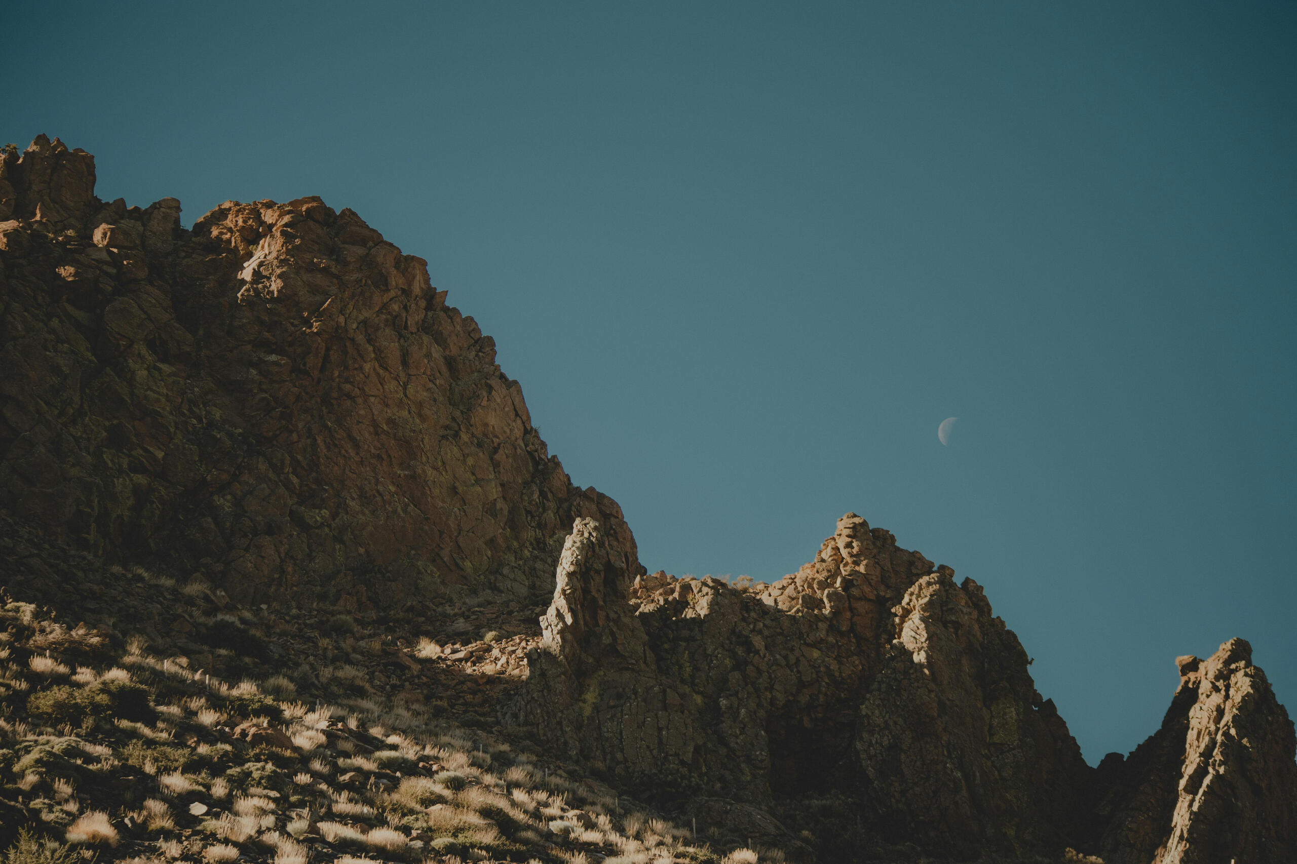 Photo de paysage Montagne désertique en journée avec la lune en fond